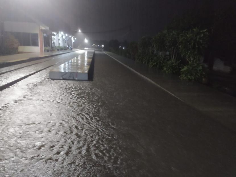Banjir menggenang rel kereta api di Stasiun Leles, Kabupaten Garut, Jumat (21/10/2022) malam. Akibat kejadian, sejumlah perjalanan kereta api sempat terganggu.