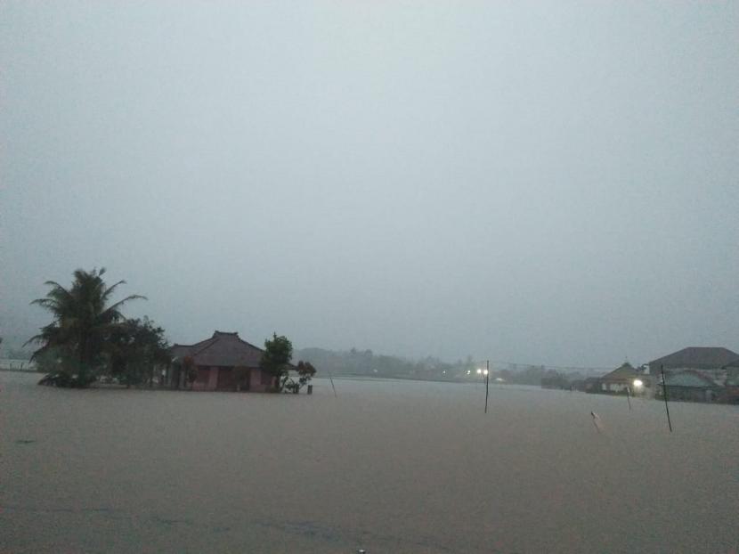 Banjir menggenang rumah warga di Kecamatan Pameungpeuk, Kabupaten Garut, Senin (12/10). 