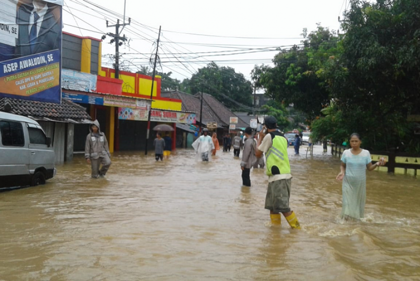 Banjir menggenangi Desa Labuan, warga atau pihak-pihak yang ingin mengirim bantuan ke Pandeglang diminta mencari jalan alternatif.