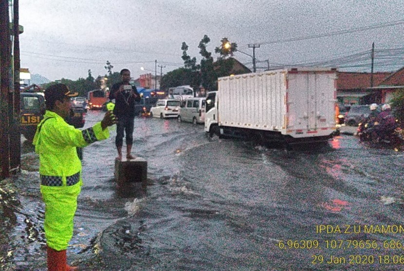 Banjir menggenangi Jalan Raya Bandung- Garut tepatnya di depan PT Kahatex II Kecamatan Cimanggung Kabupaten Sumedang.