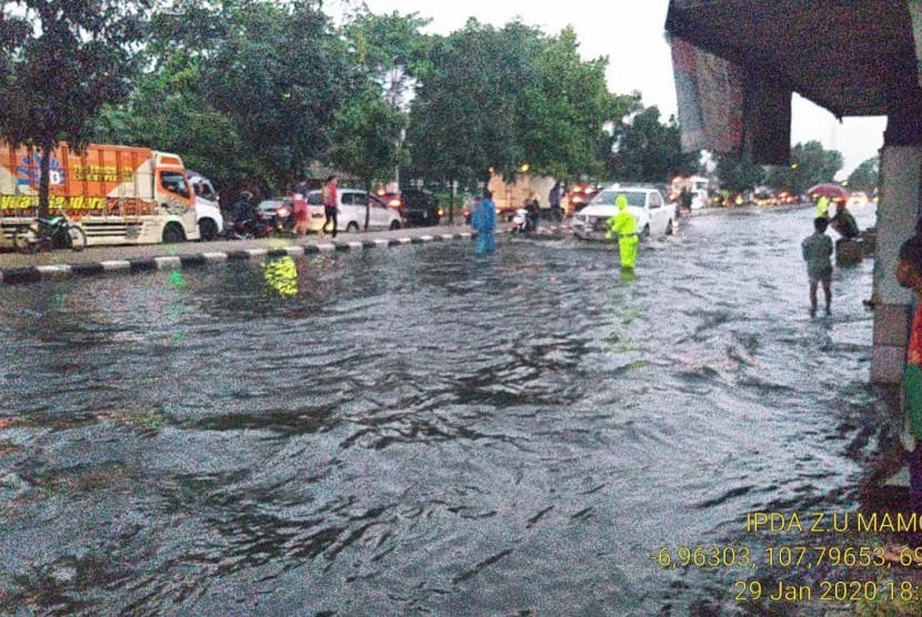 Banjir menggenangi Jalan Raya Bandung- Garut tepatnya di depan PT Kahatex II Kecamatan Cimanggung Kabupaten Sumedang. 