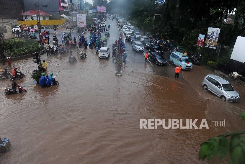 Banjir menggenangi Jalan Raya Kalimalang, Bekasi Barat, Kota Bekasi, Senin (20/2).