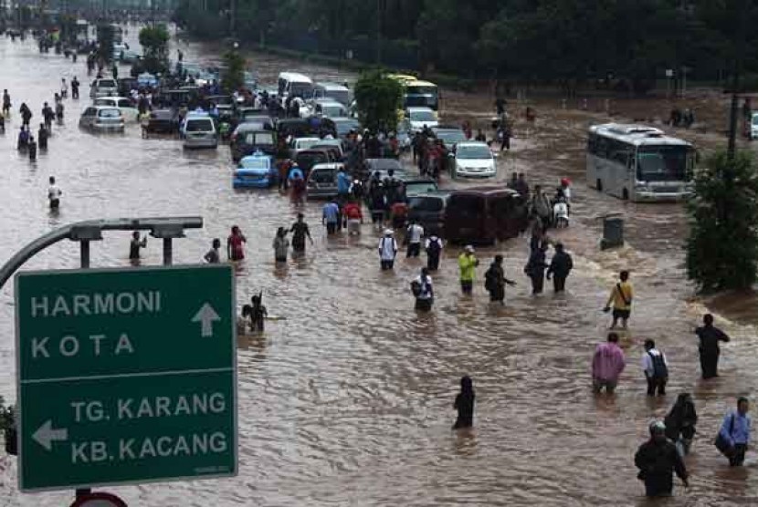 Banjir menggenangi kawasan Jalan Sudirman, Jakarta, Kamis (17/1). 