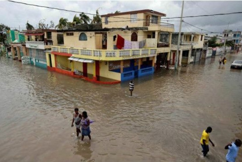 Banjir menggenangi kota-kota di Haiti setelah Badai Matthew berlalu.
