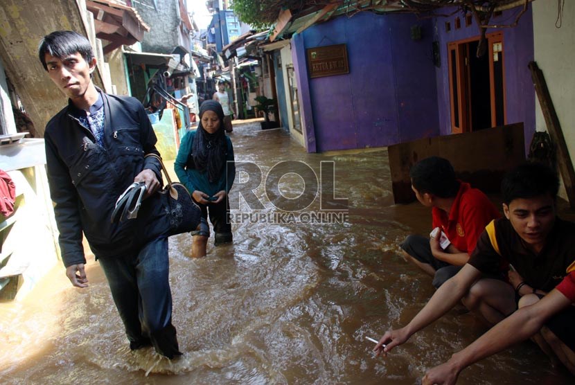 Banjir menggenangi pemukiman di kawasan Bukit Duri, Jakarta, Kamis (8/8).  (Republika/ Yasin Habibi)