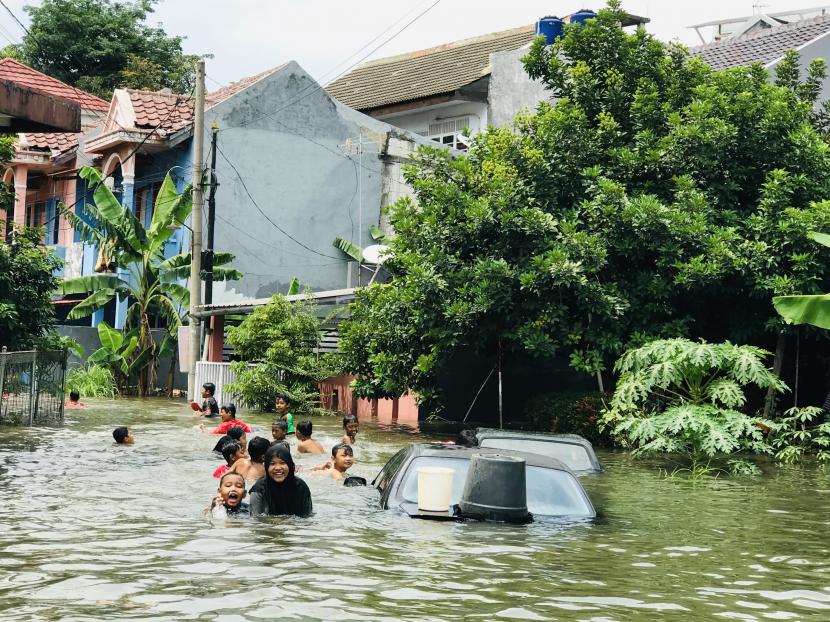 Banjir menggenangi perumahan Griya Cimanggu Indah, Kelurahan Kedung Badak, Kecamatan Tanah Sareal, Kota Bogor, Jawa Barat, sejak Senin (26/10) pagi WIB.