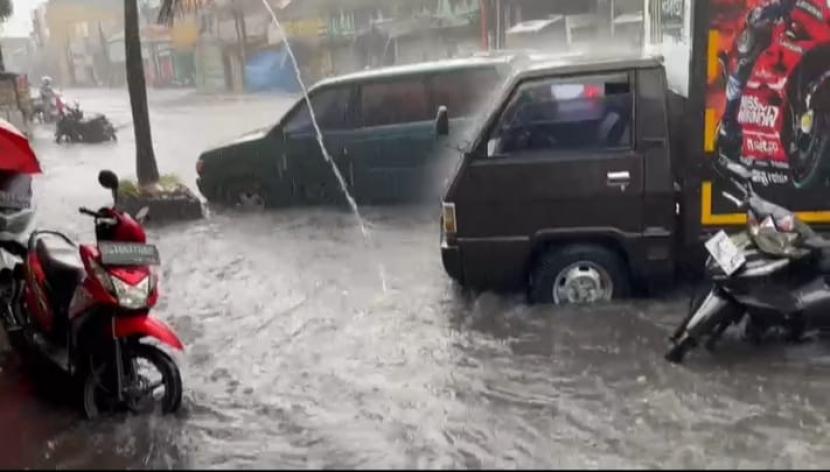 Banjir menggenangi ruas Jalan Sudirman, Kota Bandung, Senin (12/12/2022). 