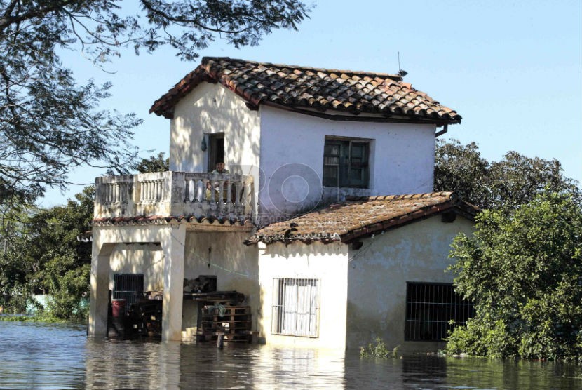Banjir menggenangi sebuah rumah. (ilustrasi)
