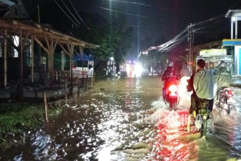 Banjir menggenangi sejumlah desa di Kabupaten Majalengka setelah diguyur hujan deras sejak Ahad (9/2/2025) sore hingga malam