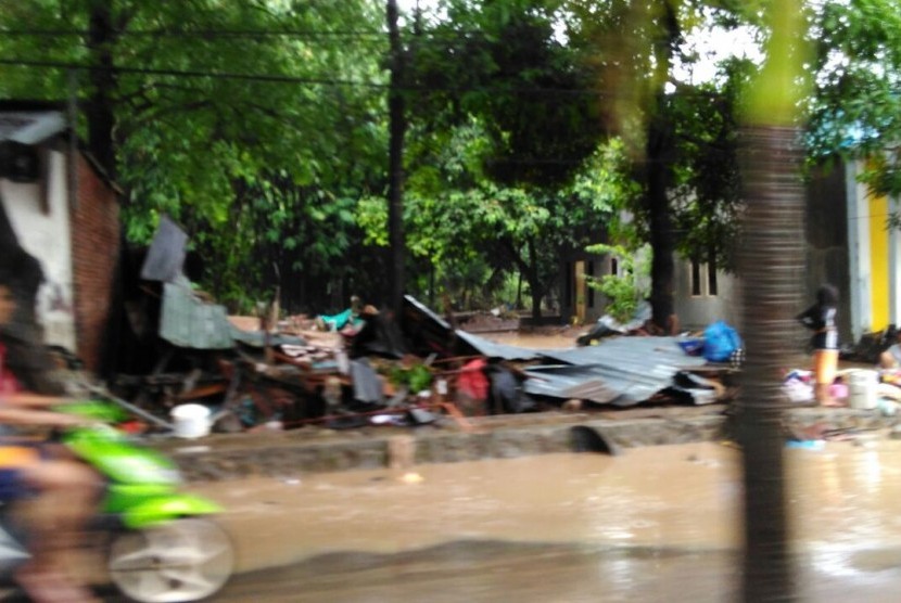 Banjir menggenangi sejumlah titik di Kelurahan Sadia, Kota Bima, Nusa Tenggara Barat, Sabtu (24/12). 