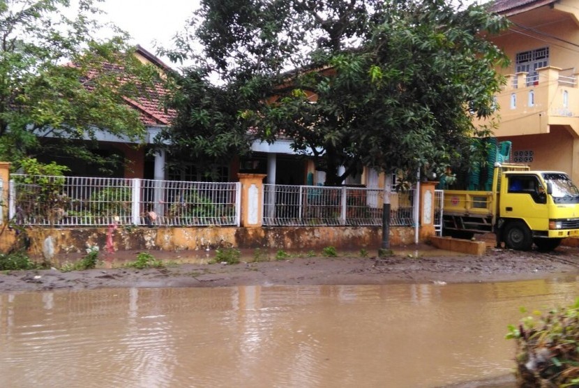 Banjir menggenangi sejumlah titik di Kelurahan Sadis, Kota Bima, Nusa Tenggara Barat, Sabtu (24/12). 