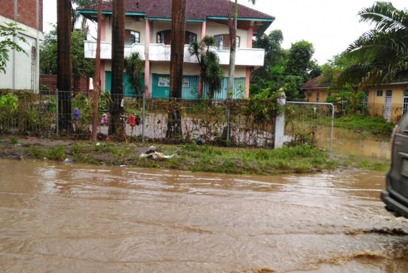 Banjir menggenangi sejumlah titik di Kelurahan Sadia, Kota Bima, Nusa Tenggara Barat, Sabtu (24/12).