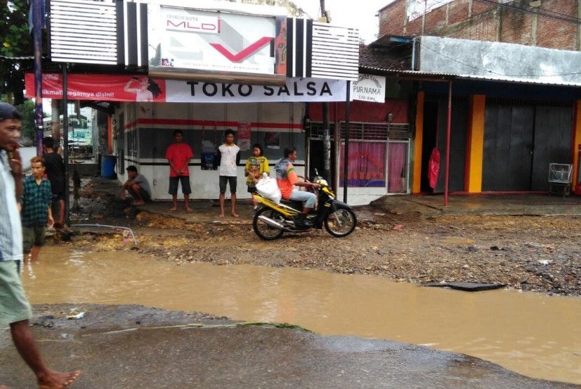 Banjir menggenangi sejumlah titik di Kelurahan Sadia, Kota Bima, Nusa Tenggara Barat.