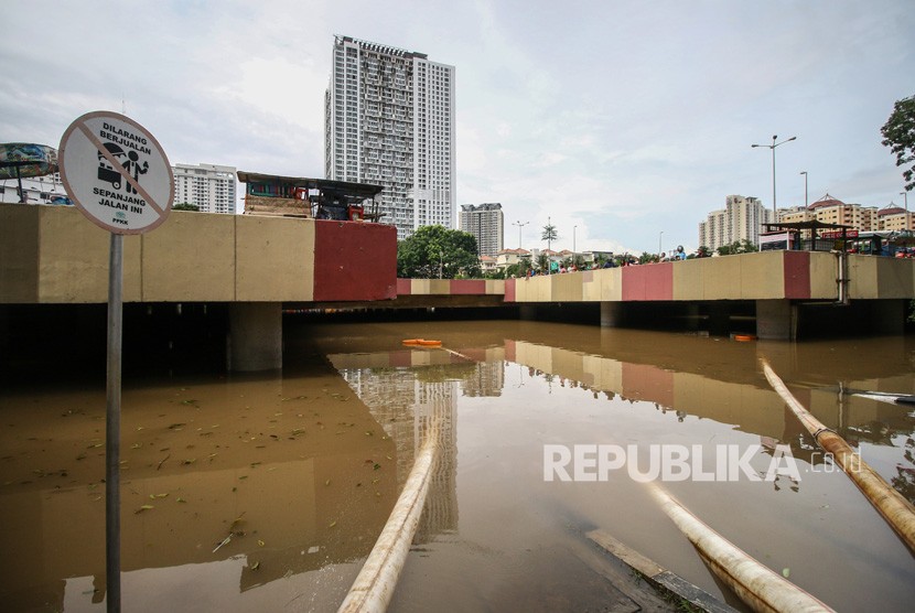 Banjir menutupi Underpass Kemayoran, Jakarta, Ahad (2/2/2020). 