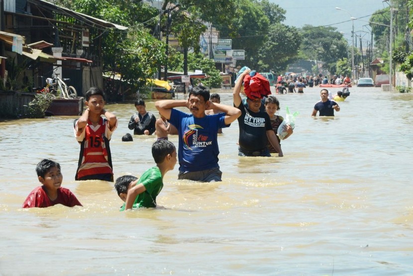 Banjir merendam Jalan Moh Toha, Dayeuhkolot, Kabupaten Bandung, Ahad (13/3).  (Republika/Edi Yusuf)