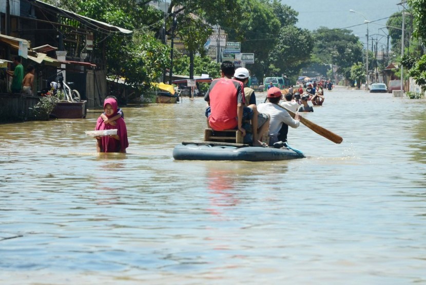Banjir merendam Jalan Moh Toha, Dayeuhkolot, Kabupaten Bandung, Ahad (13/3). (Republika/Edi Yusuf)