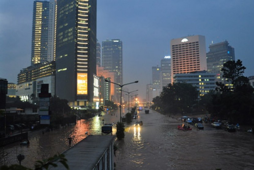 Banjir merendam kawasan Jalan Sudirman, Jakarta Pusat, Kamis (17/1).