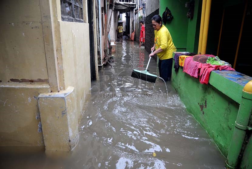Banjir merendam kawasan pemukiman Kampung Melayu Besar, Jakarta, Rabu (29/1).    (Republika/Prayogi)