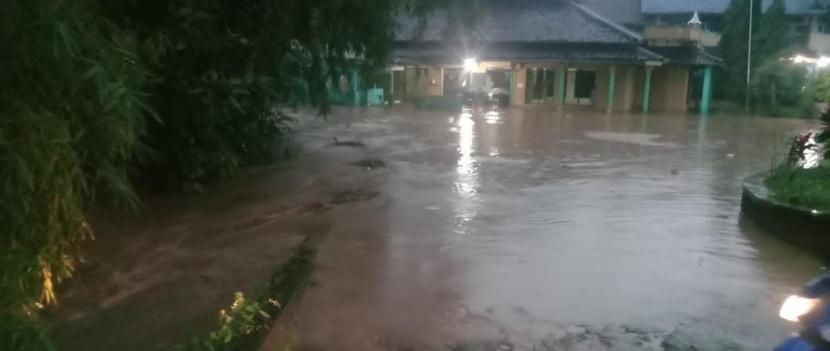 Hujan dengan intensitas tinggi menyebabkan Sungai Cipalebuh yang berada di Kecamatan Pameungpeuk, Kabupaten Garut, Jawa Barat, meluap dan membanjiri pemukiman warga, Rabu (27/10) sore. Ilustrasi