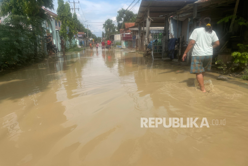 Banjir merendam ratusan rumah warga dan sejumlah sekolah di Desa Gunungsari, Kecamatan Waled, Kabupaten Cirebon, Rabu (19/11/2025) malam hingga Kamis (20/11/2025) pagi. 