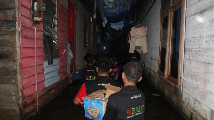 Banjir merendam ribuan rumah di Samarinda, Kalimantan Timur.