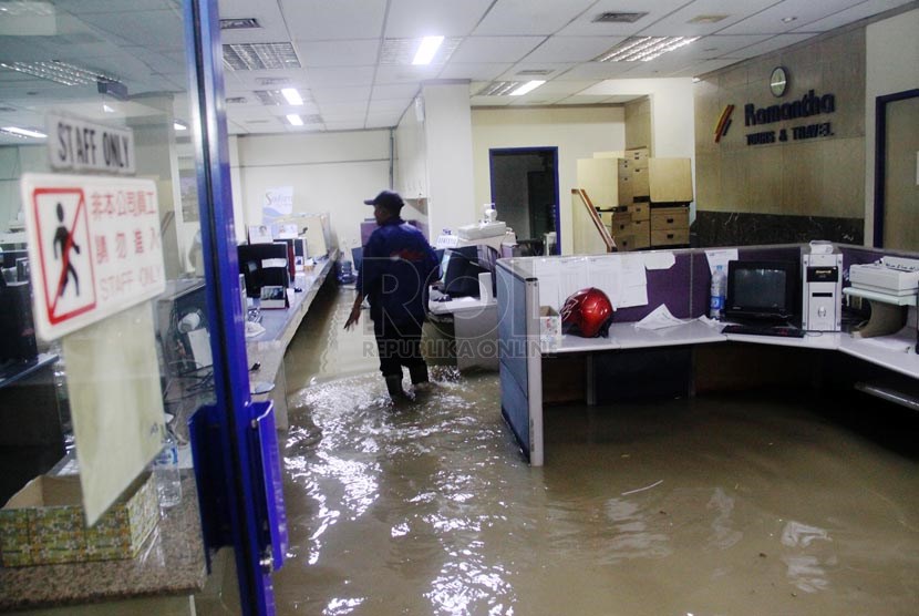  Banjir merendam ruangan sebuah kantor agen perjalanan di Kawasan Kemayoran, Jakarta, Rabu (22/1).     (Republika/Yasin Habibi)