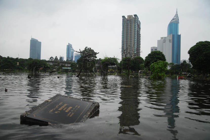 Banjir merendam sejumlah makam di TPU Karet Bivak, Jakarta Pusat, Kamis (23/1).  (Republika/Rakhmawaty La'lang)
