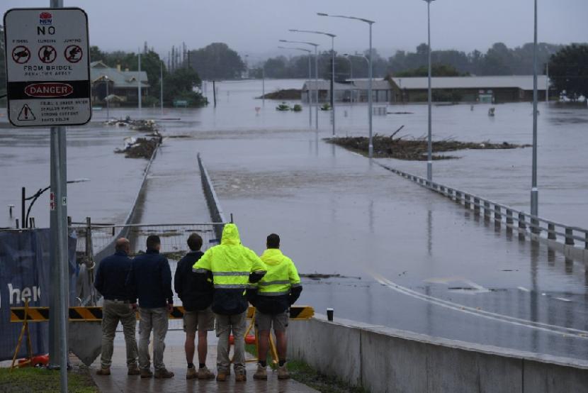 Banjir merendam  the New Windsor Bridge di Sydney, Senin (22/3).