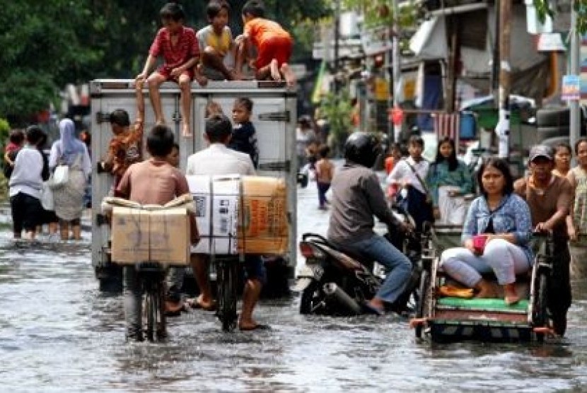 Banjir rob di Mangga Dua akibat limpasan air laut menggangu aktivitas warga.