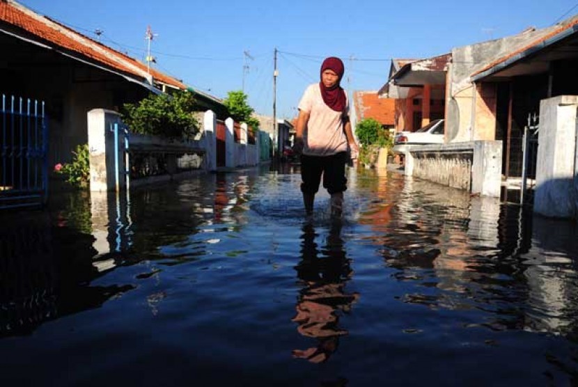 Banjir rob  (ilustrasi) Banjir rob yang diakibatkan hujan deras dan meluapnya air laut ke daratan telah memicu sebagian pesisir Kabupaten Maros dan Kota Makassar mengalami banjir. 