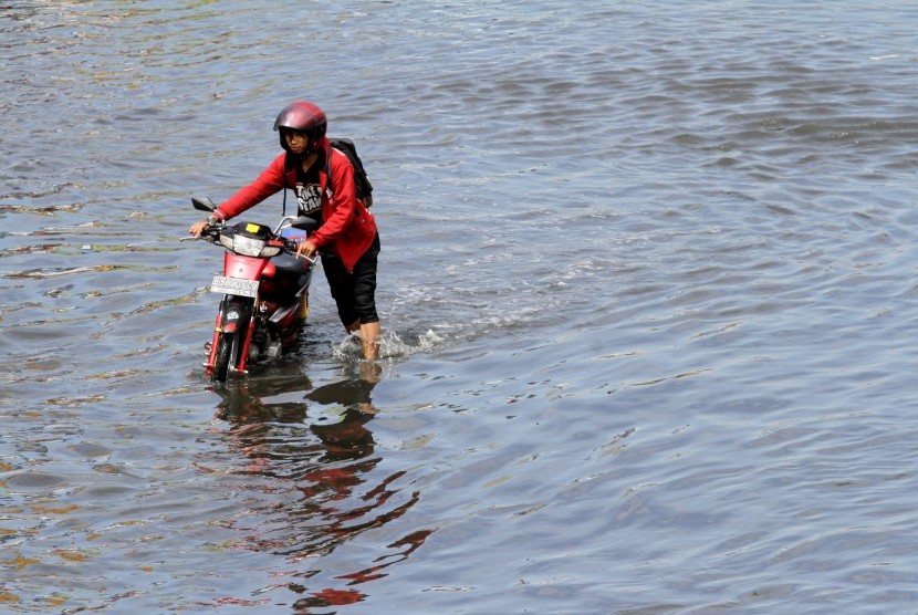 Banjir (ilustrasi) Puluhan rumah warga di dua kecamatan di Kabupaten Tangerang, Banten, terendam banjir.