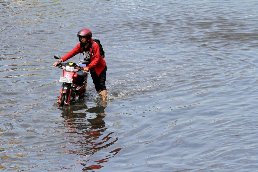 Banjir rob (ilustrasi). Bencana banjir rob akibat gelombang pasang Kelurahan/Kecamatan Palabuhanratu, Kabupaten Sukabumu sudah surut, Senin (4/7/2022). 