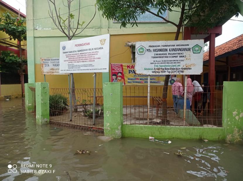 Banjir rob kembali menerjang tiga desa di pesisir Kecamatan Kandanghaur, Kabupaten Indramayu, sejak empat hari terakhir. Selain merendam rumah warga, banjir juga menggenangi bangunan sekolah.