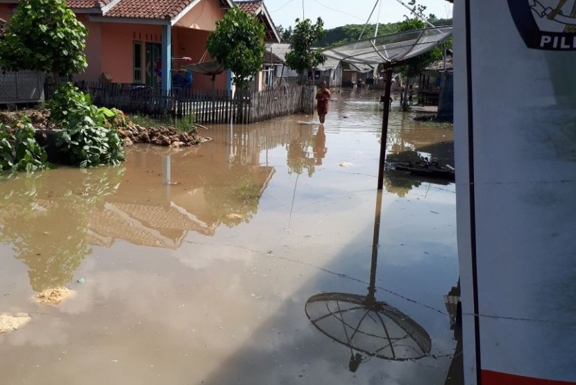 Banjir rob melanda Kecamatan Keruak dan Jerowaru di Kabupaten Lombok Timur, Nusa Tenggara Barat (NTB) pada Ahad (3/12) malam.