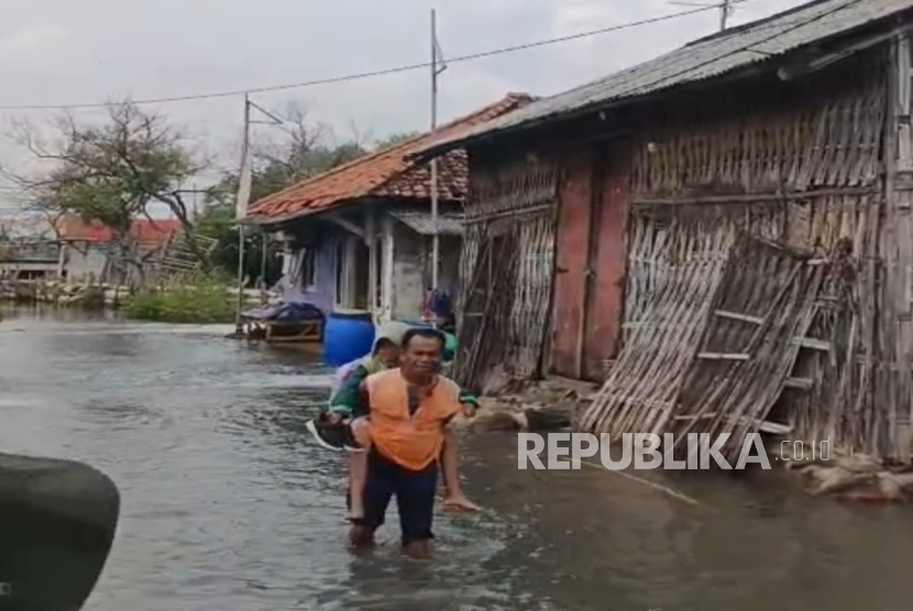 Banjir rob yang menerjang Desa Eretan Wetan, Kecamatan Kandanghaur, Kabupaten Indramayu semakin parah dengan adanya fenomena supermoon, Kamis (4/12/2025). 