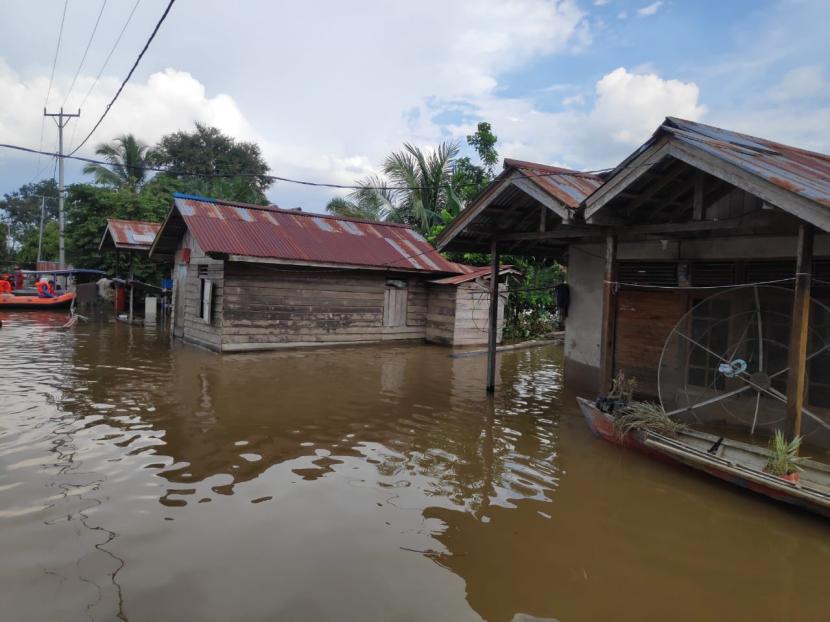 Banjir sedalam 1-2 meter yang merendam puluhan rumah warga di Desa Sukadamai, kabupaten Melawi, Kalimantan Barat,  sudah berlangsung selama satu minggu. Maka dari itu, tim gabungan pada Selasa (7/9) menyalurkan sebanyak 50 paket bantuan hygent kit, dan logistik berupa beras.