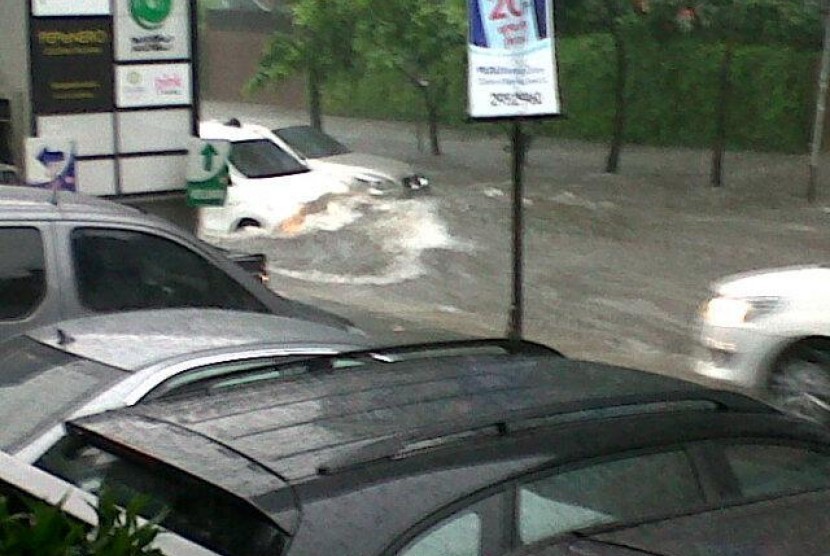 Banjir sedalam 30 sentimeter di Jalan Kemang Raya, tepatnya di depan Kemchick