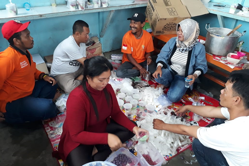 Banjir Sentani. Relawan Baznas dan Rina Yulyana menyiapkan sarapan pagi bubur sumsum untuk para warga yang terdampak bencana banjir bandang di Sentani, Jayapura, Papua, Kamis (21/3).