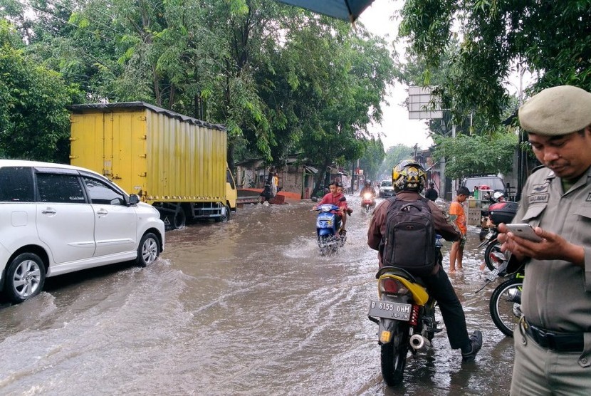 Banjir setinggi 20-30 cm di Jalan Swadarma yang menjadi akses menuju Jalan Ciledug Raya, Jakarta Selatan, Jumat (17/3).