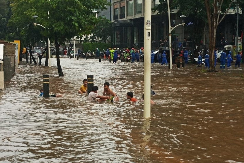 Banjir setinggi 30 - 50 sentimeter menggenangi Jalan Kemang Raya, Jakarta Selatan. Selasa (25/2). 