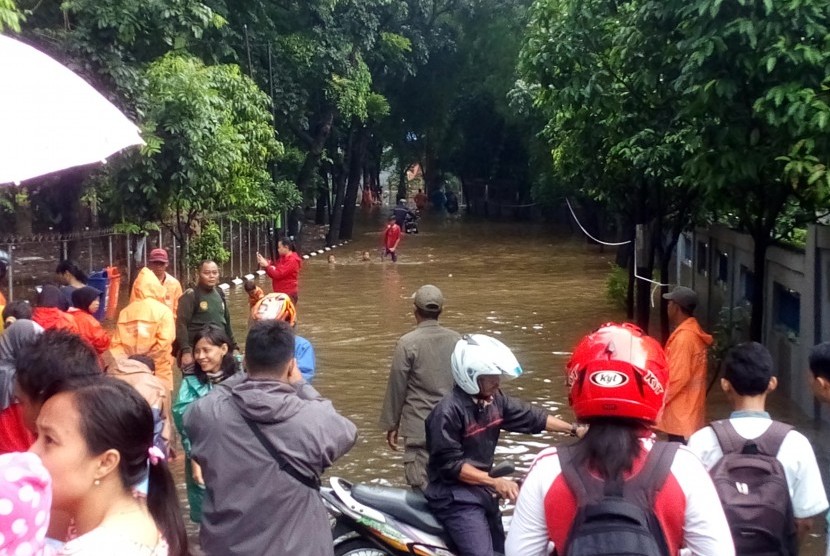 Banjir setinggi satu meter menggenangi jalan Pusdiklat Depnaker, Makasar, Jakarta Timur, Kamis (21/4). 
