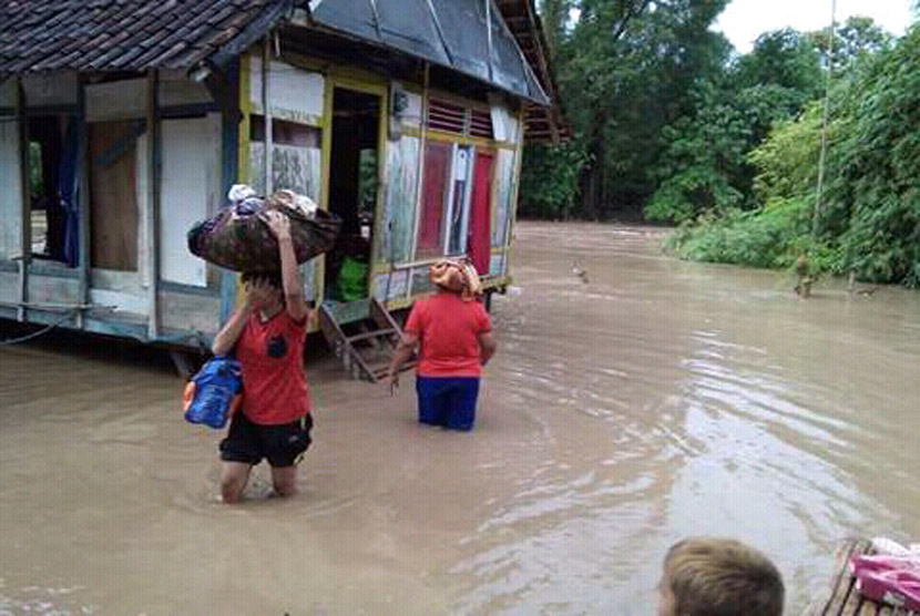 Banjir susulan kembali melanda Kota Bima akibat hujan deras dan meluapnya sungai Padolo pada Jumat (13/1). Sejumlah warga mengungsi ke masjid.