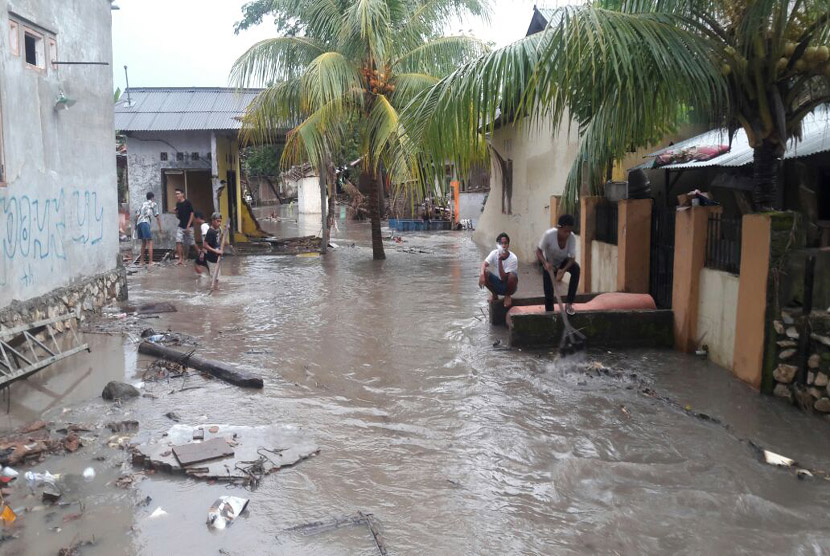 Banjir susulan kembali melanda Kota Bima akibat hujan deras dan meluapnya sungai Padolo pada Jumat (13/1). Sejumlah warga mengungsi ke masjid.