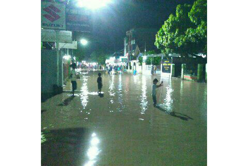 Banjir susulan kembali melanda Kota Bima akibat hujan deras dan meluapnya sungai Padolo pada Jumat (13/1). Sejumlah warga mengungsi ke masjid.