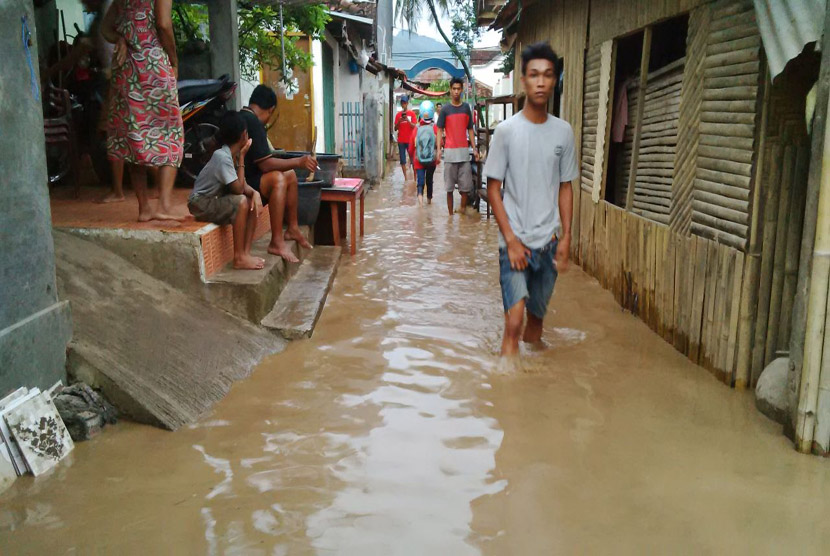 Banjir susulan kembali melanda Kota Bima akibat hujan deras dan meluapnya sungai Padolo pada Jumat (13/1). Sejumlah warga mengungsi ke masjid.