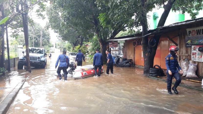 Banjir terjadi di jalan Kemang Selatan XII pada Sabtu (20/2). Ketinggian air mulai menyusut hingga sekitar 80 sentimeter di areal pemukiman warga. 