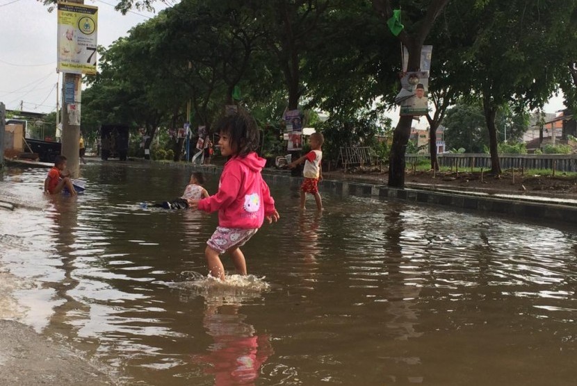 Banjir terjadi di RW 22 dan 25 di Kelurahan Gebang Raya, Kecamatan Periuk, Kota Tangerang, Rabu (30/1). 