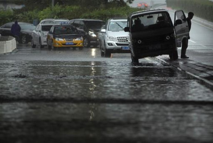 Banjir terjadi di underpass di Beijing, Cina akibat hujan lebat dan badai, Rabu, 20 Juli 2016. Hujan lebat melumpuhkan lalu lintas, kereta api dan penerbangan di Beijing.
