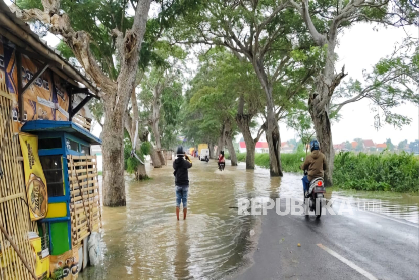 Banjir yang diawali hujan deras telah menyebabkan Desa Bayalangu Kidul, Kecamatan Gegesik, Kabupaten Cirebon banjir, Kamis (16/1/2025). 