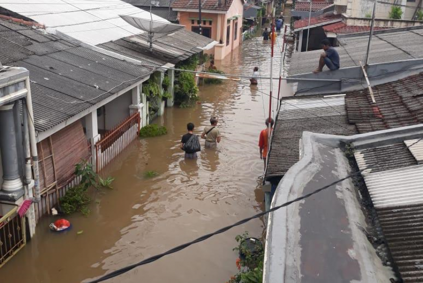 Banjir yang hingga kini belum surut mengubah suasana di Perumahan Bumi Bekasi Baru Utara Rt03Rw 09 Blok V, Kelurahan Sepanjang Jaya, Kecamatan Rawa Lumbu, Kota Bekasi, Selasa (25/2) 